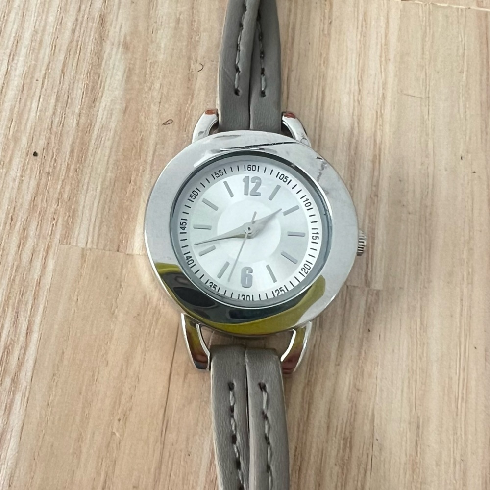 Unbranded ladies silver tone gray fashion watch NEW BATTERY